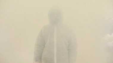 Biyo-tehlike takım elbise ve Gaz Maskeli adam duman standları