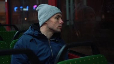 Yalnız genç adam bir tramvay gece sürmek.