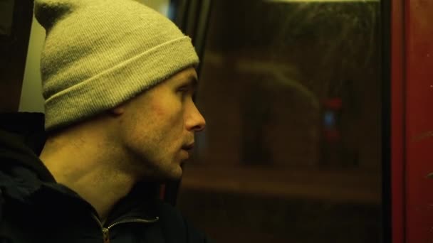 Solitario giovane uomo cavalca in un tram nella notte — Video Stock