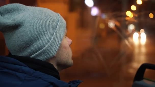 Eenzame jonge man rijdt in een tram in de nacht — Stockvideo