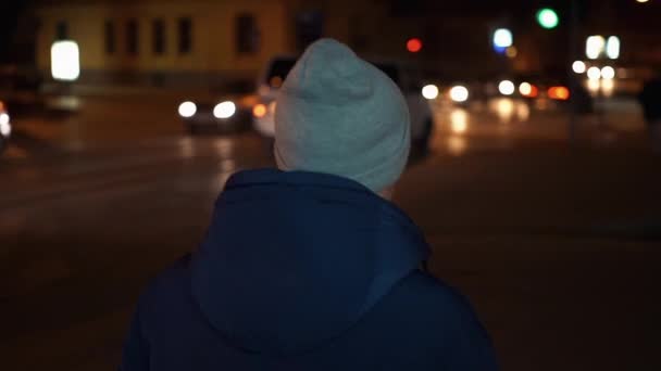 Samotny młody człowiek idzie wokół miasta noc — Wideo stockowe