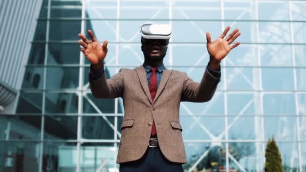 African American man spelar i Vr headset stående utanför — Stockvideo