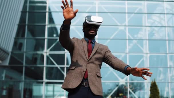 African American man plays in VR headset standing outside — Stock Video