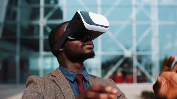 African American man spelar i Vr headset stående utanför — Stockvideo