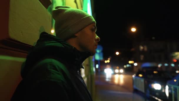 Lonely young man walks around the night city — Stock Video