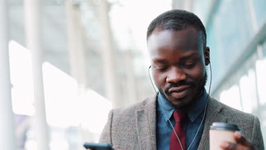 Cadde boyunca yürüdüğü sırada Afrika kökenli Amerikalı adam müzik ve dansları dinlediği. Mutlu Afrika kökenli Amerikalı dansçı adam sokak şehirde serbest dans