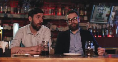 İki üzgün arkadaş bira içip barda konuşuyor..