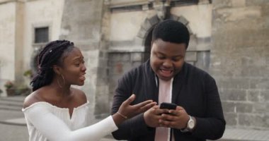 Genç adam kız arkadaşını görmezden geliyor ve telefon kullanıyor..