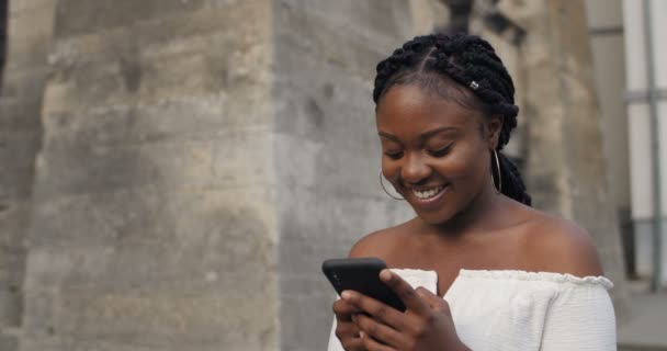 Mädchen nutzt Smartphone zur Kommunikation. — Stockvideo