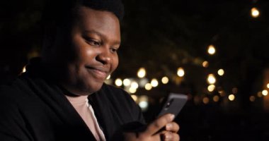 Şişman adam kız arkadaşıyla konuşuyor..