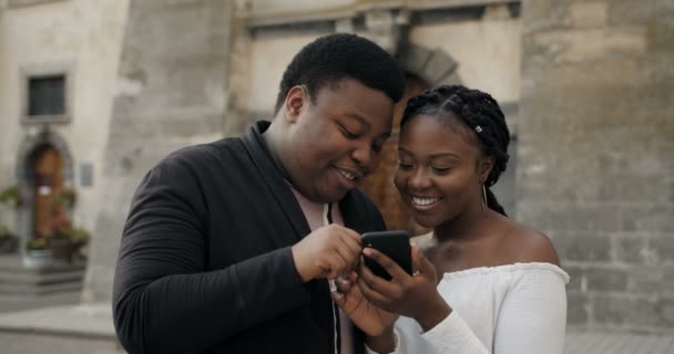 Pareja feliz navegando en redes sociales . — Vídeo de stock