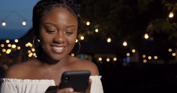 Menina bonita usando smartphone . — Vídeo de Stock