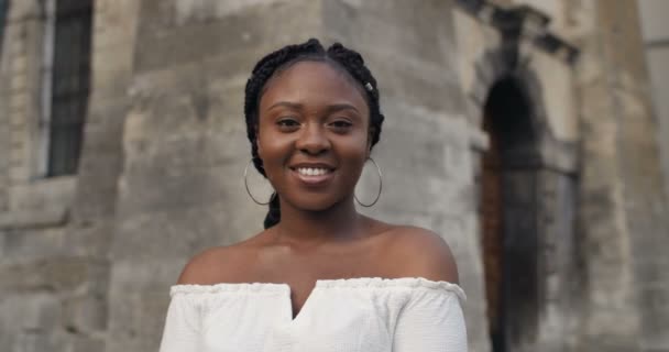 Sorrindo menina olhando para a câmera . — Vídeo de Stock