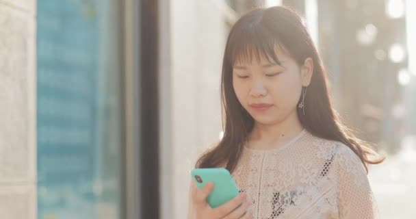 Close up de menina andando e usando o telefone . — Vídeo de Stock