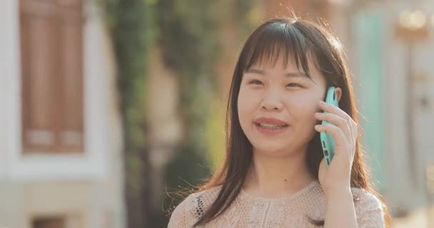 스마트폰 이야기 하는 행복 한 여자. — 비디오