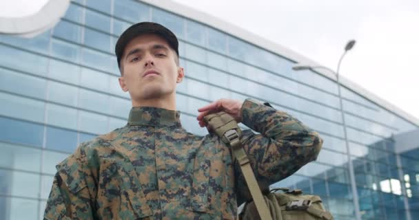 Retrato de praud jovem soldado . — Vídeo de Stock