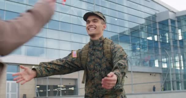 Amerikansk soldat möter hustru efter militärtjänst. — Stockvideo