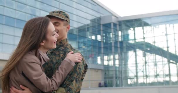 Άντρας στρατιώτης χαμογελάει και μιλάει με τη γυναίκα του. — Αρχείο Βίντεο