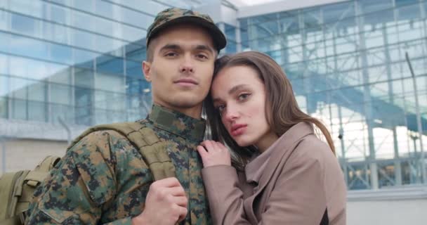 Портрет сім'ї молодого військового хлопця . — стокове відео