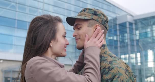 Soldado beijando esposa em força . — Vídeo de Stock