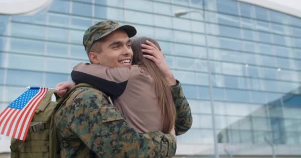 Soldat umarmt seine schöne Frau. — Stockvideo