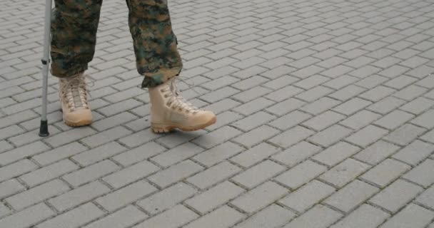 Crop view of soldiers jambes et béquille . — Video