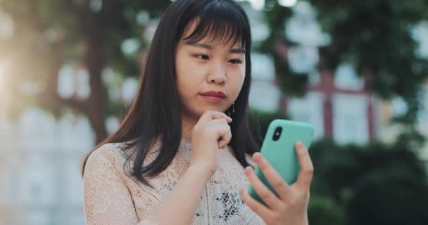 Menina asiática com smartphone em mãos . — Vídeo de Stock