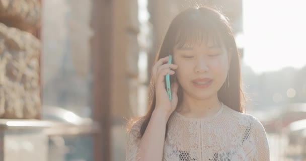 Close up of asian girl talking on phone — Stock Video