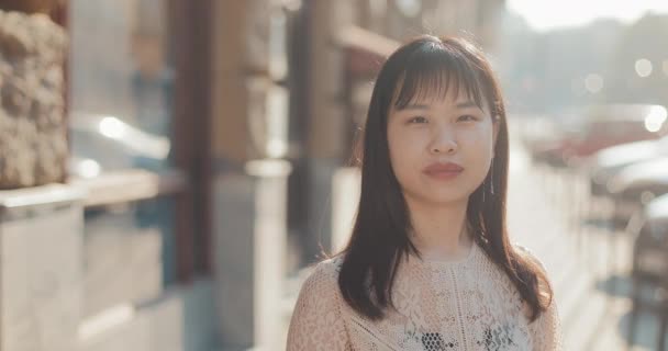 Retrato de menina bonita na rua da cidade . — Vídeo de Stock