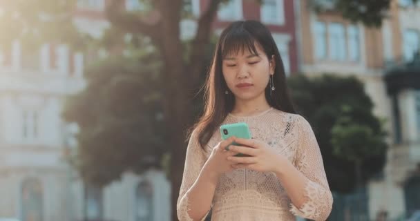 Vista inferiore della ragazza utilizzando smartphone . — Video Stock