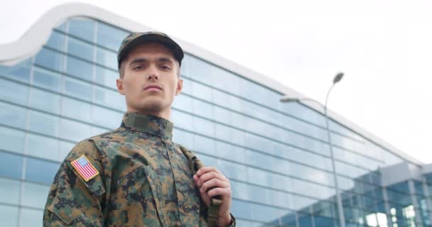 Soldado en uniforme americano mirando a la cámara . — Vídeo de stock