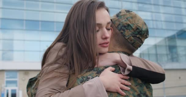 Κοντινό πλάνο της γυναίκας αγκαλιάζει στρατιωτικό φίλο του. — Αρχείο Βίντεο