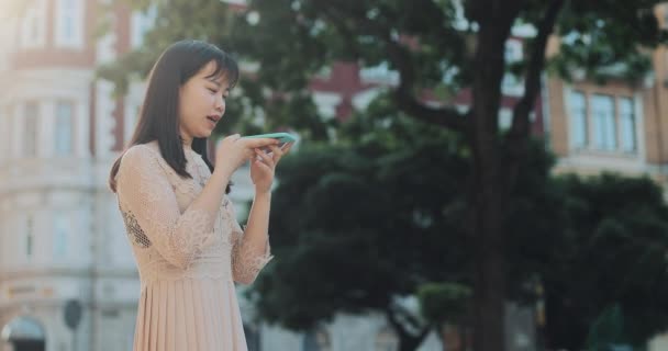 Csinos nő használja az okostelefon hang parancsnoka. — Stock videók