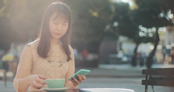 Mujer de negocios tomando un café al aire libre . — Vídeos de Stock