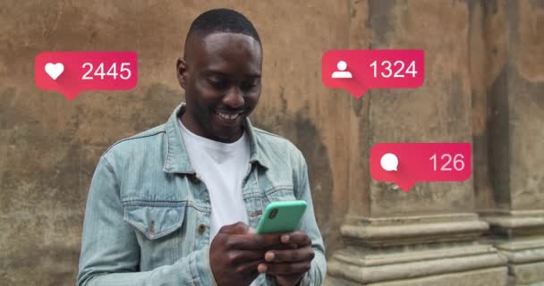 Viaggiatore uomo utilizzando smartphone in piedi al centro storico. Animazione con interfaccia utente con follower, commenti, piace contare la bolla dallo smartphone. Concetto di social media . — Video Stock