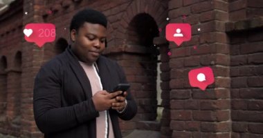 Şişman adam akıllı telefon kullanıyor ve caddede yürürken gülümsüyor. Takipçiyle kullanıcı arayüzü ile animasyon, yorumlar, akıllı telefondan balon saymayı seviyor. İnsan ve teknoloji kavramı