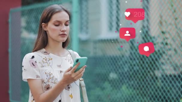 Ung kaukasiska kvinna bär vit blomma klänning med hjälp av smartphone. Animation med användargränssnitt med anhängare, kommentarer, gillar att räkna bubbla från smartphone. Begreppet sociala medier. — Stockvideo