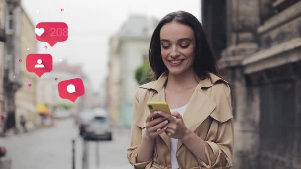 スマートフォンを使用して美しい女性は古い街を歩く。フォロワー、コメントとユーザーインターフェイスを持つアニメーションは、スマートフォンからバブルを数えるのが好き。ソーシャルメディアのコンセプト. — ストック動画