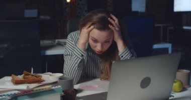 Ön manzara, kadın ofis müdürünün gece geç saatlere kadar çalışıp kafa ütülediğini gösteriyor. Boş işyerinde bilgisayar kullanırken kendini çok yorgun hisseden bir kadın. Aşırı çalışma kavramını kabul et..