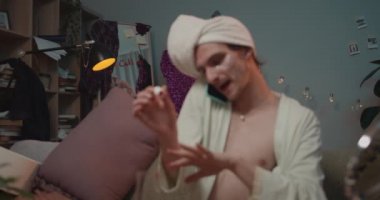 Cinsiyet değiştiren bir adam dün gece telefonda arkadaşıyla konuşurken kanepede oturup tırnaklarını boyuyor. Beni arkaplanda yazarken ara. Kapalı.