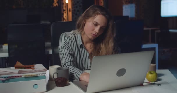 Retrato de una mujer de negocios cansada durmiendo en el lugar de trabajo en la oficina nocturna. Chica agotada empleada durmiendo mientras trabaja en el ordenador portátil largas horas. Concepto de exceso de trabajo y fatiga . — Vídeos de Stock