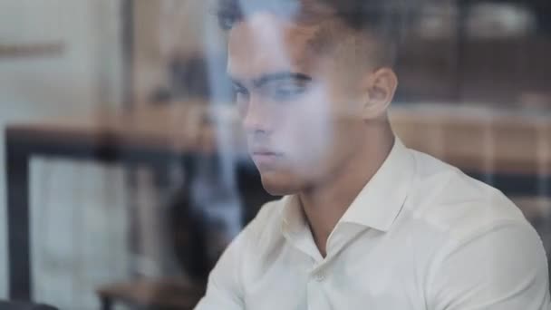 Genç iş adamı sıcak kahvede dizüstü bilgisayar kullanıyor. Başarılı insanlar, günlük rutin, serbest çalışan, iletişim kuran — Stok video