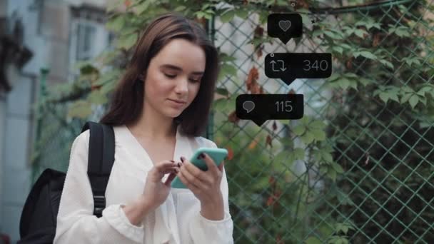 ソーシャルネットワークでチャットするために彼女の近代的なスマートフォンを使用して袋を持つ美しい女性。フォロワー、コメントとユーザーインターフェイスを持つアニメーションは、スマートフォンからバブルを数えるのが好き。ソーシャルメディアのコンセプト. — ストック動画