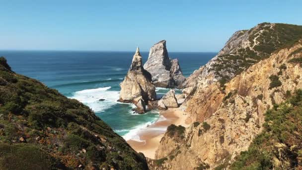 Vue panoramique sur la côte méditerranéenne rocheuse. Beau paysage de deux énormes rochers dans l'océan. Au ralenti. Concept de paysage marin . — Video