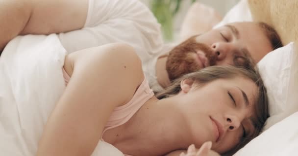 Retrato de jovem família amorosa abraçando na cama enquanto dormia no início da manhã. Bonito homem barbudo abraçando mulher enquanto estava deitado na cama e sonhando. Conceito de relação . — Vídeo de Stock