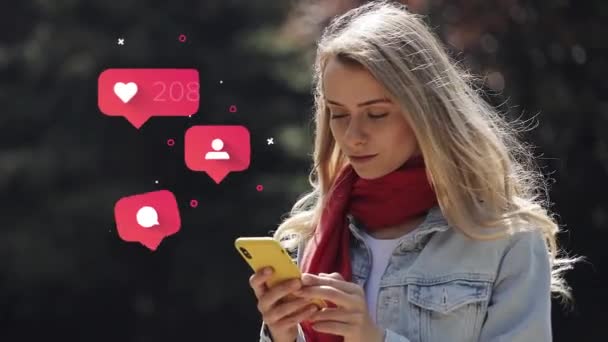 Retrato de una mujer joven con la bufanda roja usando la aplicación en el teléfono inteligente de pie cerca de una casa de campo. Animación con interfaz de usuario con seguidor, comentarios, le gusta contar burbujas desde el teléfono inteligente . — Vídeo de stock