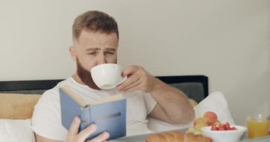 30 'lu yaşların ortasında çay içip, dedektifçilik oynayan ve tepsi dolusu yiyecekle oturan bir adam. Yatakta kahvaltı ederken kitap yazan entelektüel adam. Boş zaman kavramı..