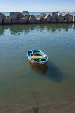 Bağlantı noktası, Salerno bir denizde yeşil sularda tekne palamarla.