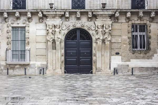 Front view of a door with Baroque architecture in the center of — Stock Photo, Image