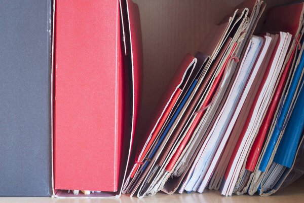 Папки папок с бумагами на столе
